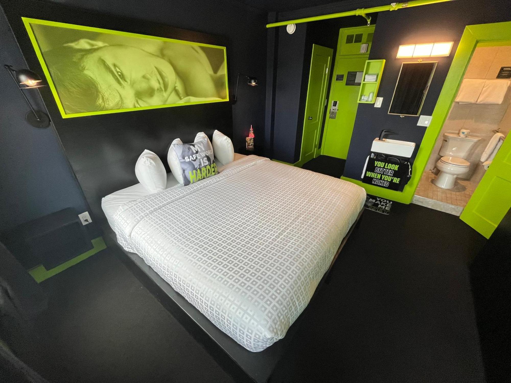 Mari Jean Hotel - All Adults Welcome St. Petersburg Esterno foto